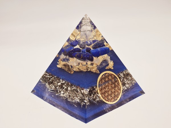 Orgonite pyramide lapis lazuli et fleur de vie dorée